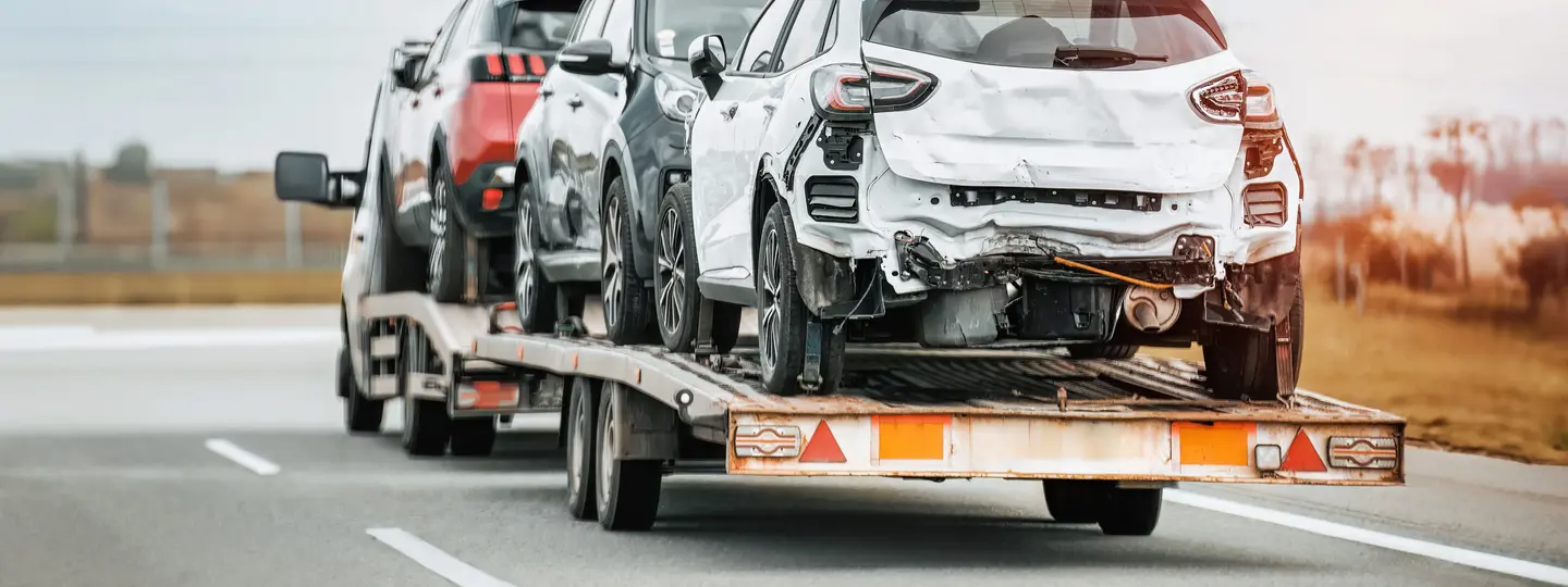 Unfallauto auf Fahrzeugtransporter